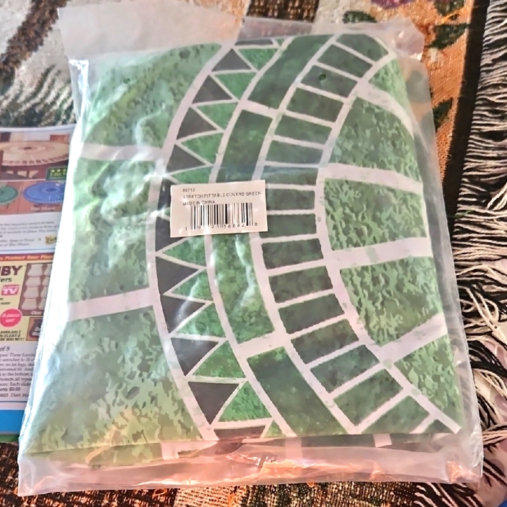 Stretch Fit Table Cloth NEW Green Mosaic Wipes Clean Fits 36-48"